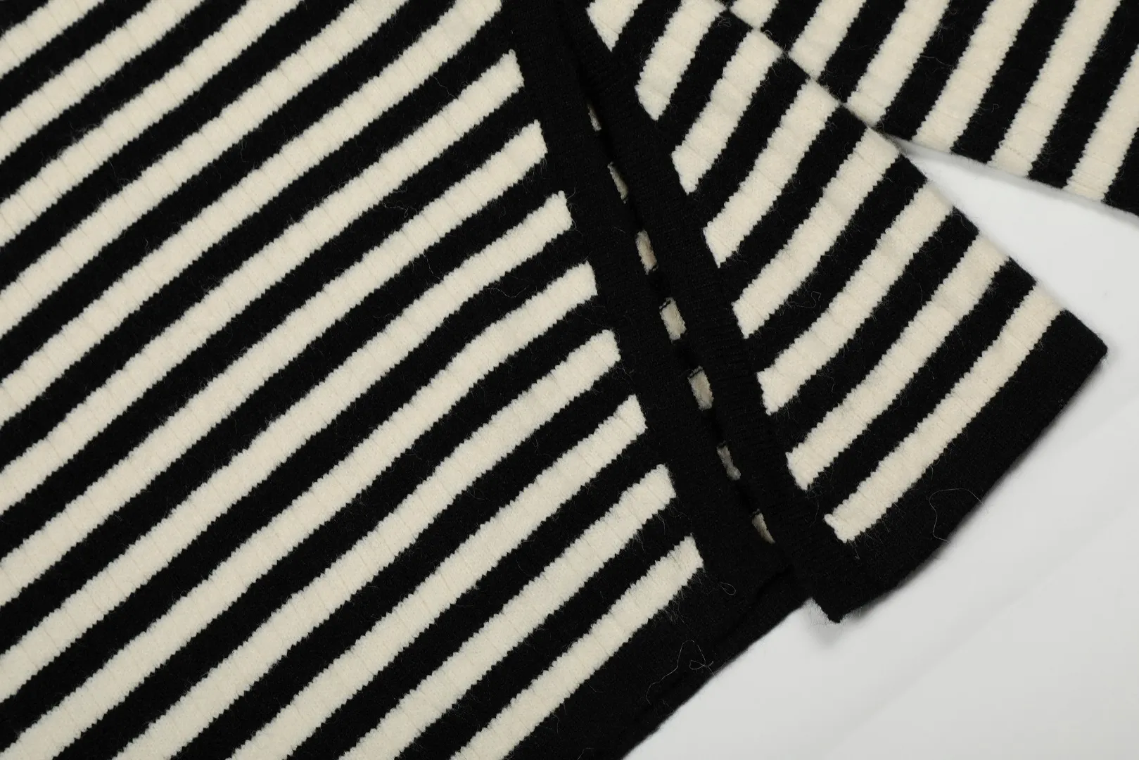 VIVI top quality-Japan limited edition" vivienne west wood 25th autumn and winter new style Saturn embroidery small V-neck pullover Size: S -M- L Color: black and white stripes